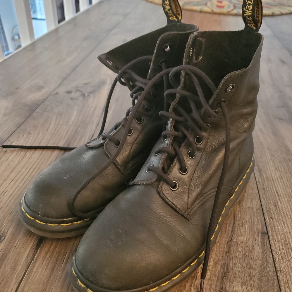 Classic Dr Martens soft leather combat boots sz 9